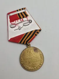 Originale russiske medaljer (Jubilæumsmedaljen for 50-året for sejren i Den Store Fædrelandskrig 1941-1945 & Jubilæumsmedaljen "50 år for Sovjetunionens Væbnede Styrker"