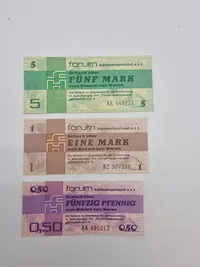 Originale Forumschecks fra DDR (Østtyskland) Disse checks blev udstedt af Forum Außenhandelsgesellschaft m.b.H. og var beregnet til erhvervelse af varer i specifikke butikker, primært Intershops.