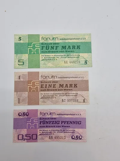 Originale Forumschecks fra DDR (Østtyskland) Disse checks blev udstedt af Forum Außenhandelsgesellschaft m.b.H. og var beregnet til erhvervelse af varer i specifikke butikker, primært Intershops.