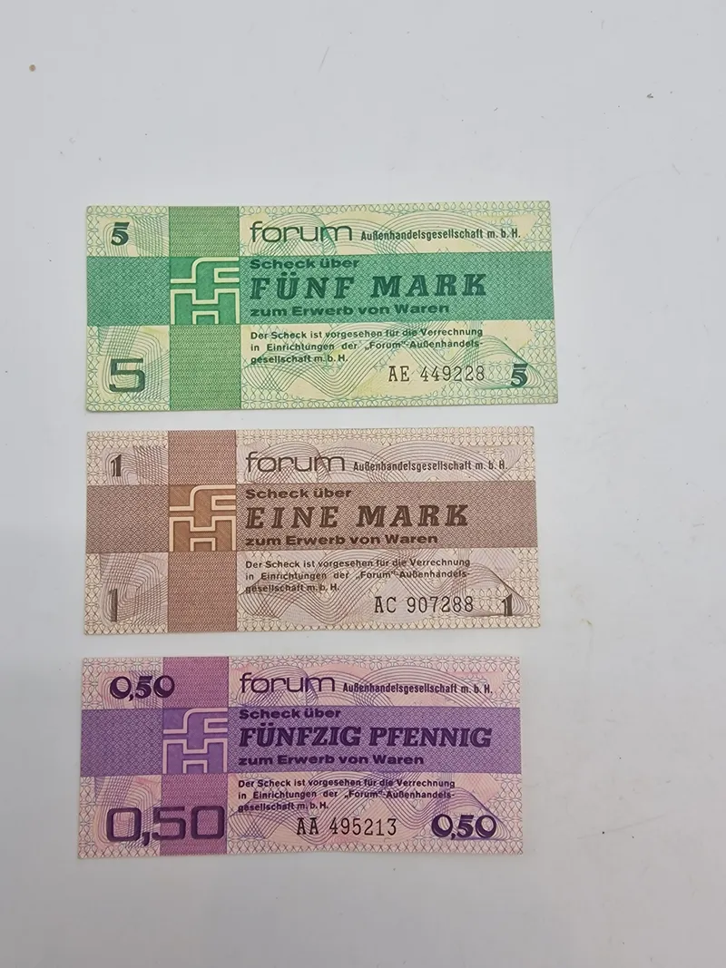 Originale Forumschecks fra DDR (Østtyskland) Disse checks blev udstedt af Forum Außenhandelsgesellschaft m.b.H. og var beregnet til erhvervelse af varer i specifikke butikker, primært Intershops.