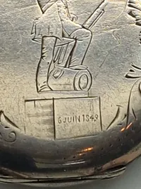 Sølvlommeur med motiv af Den tapre landsoldat - Monumentet blev rejst til minde om landsoldaterne i den 1 slesvigske krig