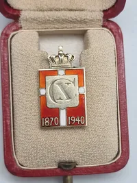 Originalt kongemærke i æske - Georg Jensen, sterlingsølv & emalje - lavet i anledning af kong Christian X 70 års fødselsdag