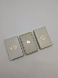 Originale danske tildelingsæsker med bånd og pins