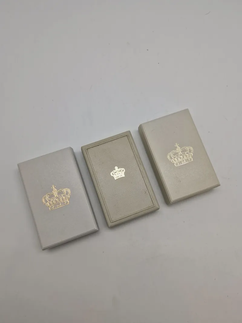 Originale danske tildelingsæsker med bånd og pins