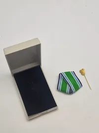 Originale danske tildelingsæsker med bånd og pins
