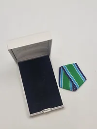 Originale danske tildelingsæsker med bånd og pins