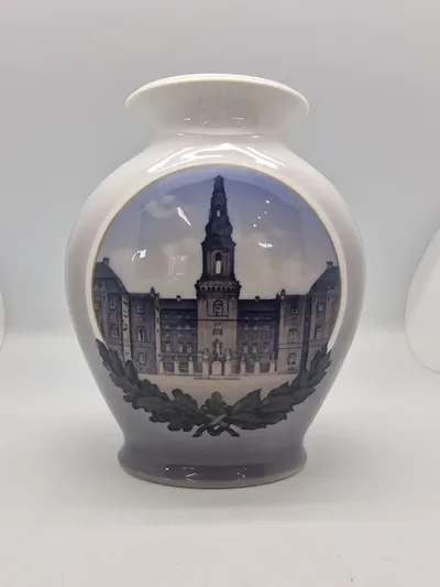 Royal Copenhagen Vase - Christiansborg slot (Gave fra Folketinget)