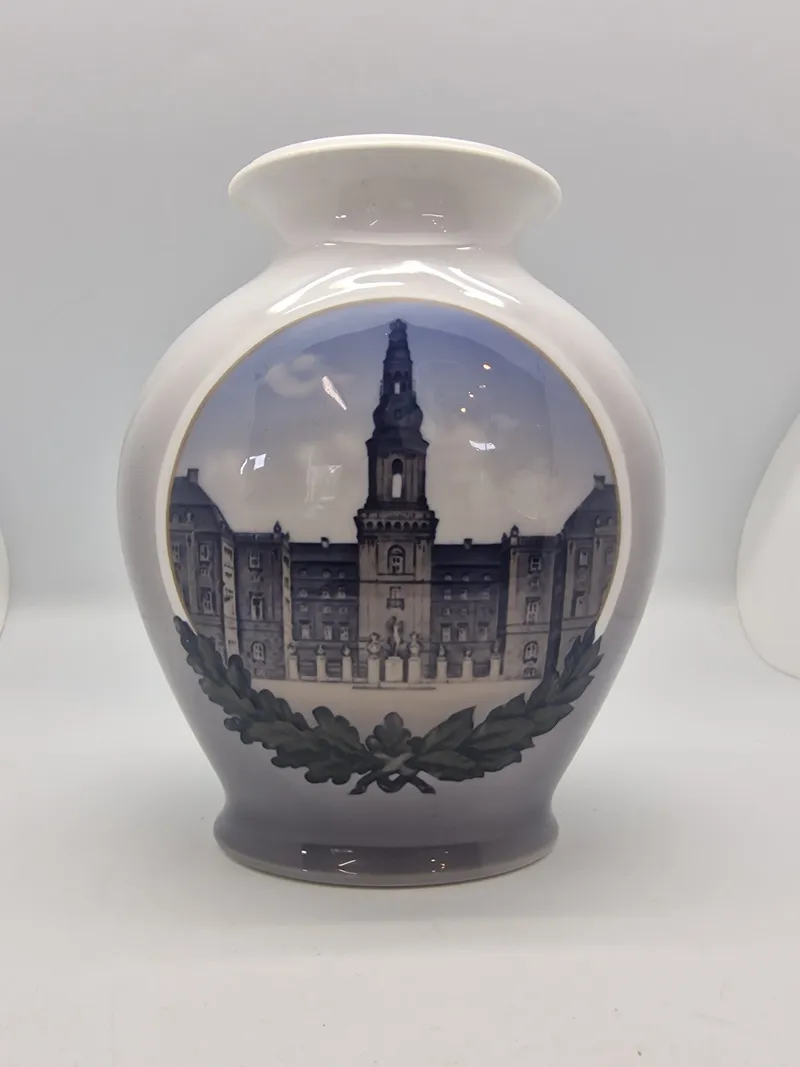 Royal Copenhagen Vase - Christiansborg slot (Gave fra Folketinget)