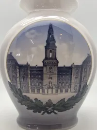 Royal Copenhagen Vase - Christiansborg slot (Gave fra Folketinget)