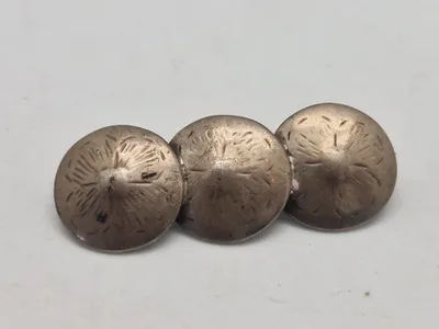 Broche lavet ud af bondeknapper - 1800 tallet