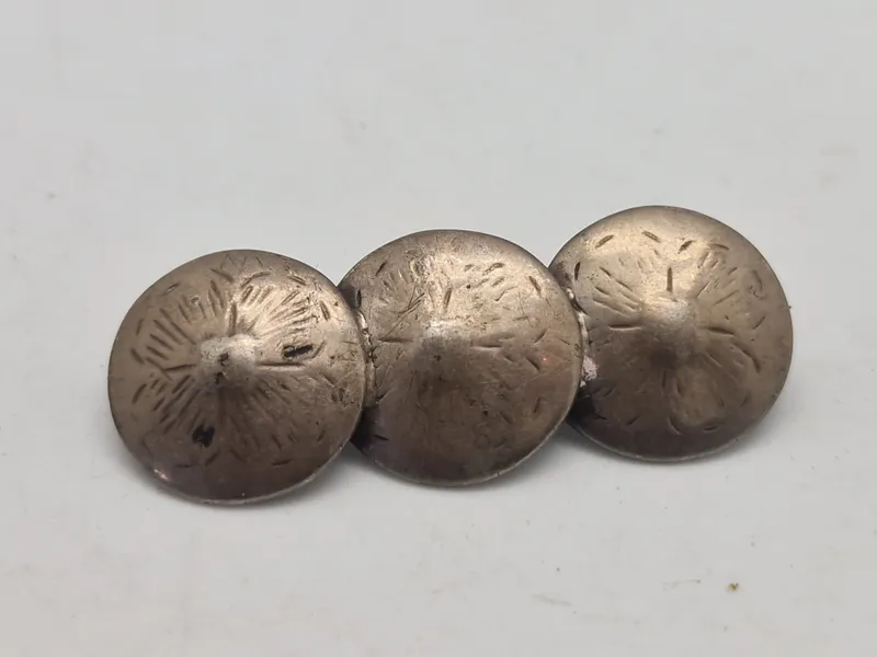 Broche lavet ud af bondeknapper - 1800 tallet