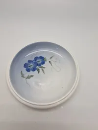 Royal Copenhagen Flora Sukkerskål med Snerle-motiv. Flora-kollektionen har været produceret siden 2012 og er kendt for sit detaljerede håndværk.