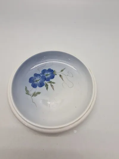 Royal Copenhagen Flora Sukkerskål med Snerle-motiv. Flora-kollektionen har været produceret siden 2012 og er kendt for sit detaljerede håndværk.