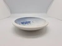 Royal Copenhagen Flora Sukkerskål med Snerle-motiv. Flora-kollektionen har været produceret siden 2012 og er kendt for sit detaljerede håndværk.