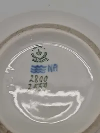 Royal Copenhagen Flora Sukkerskål med Snerle-motiv. Flora-kollektionen har været produceret siden 2012 og er kendt for sit detaljerede håndværk.