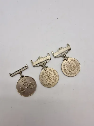 Samling originale pakistanske medaljer - Sitara-e-harb og Tamgha-i-Jamhuria 1375