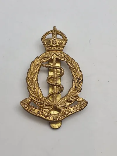 Originalt ww2 kepsmærke fra Royal Army Medical Corps (RAMC), en del af den britiske hær, der leverer medicinske tjenester