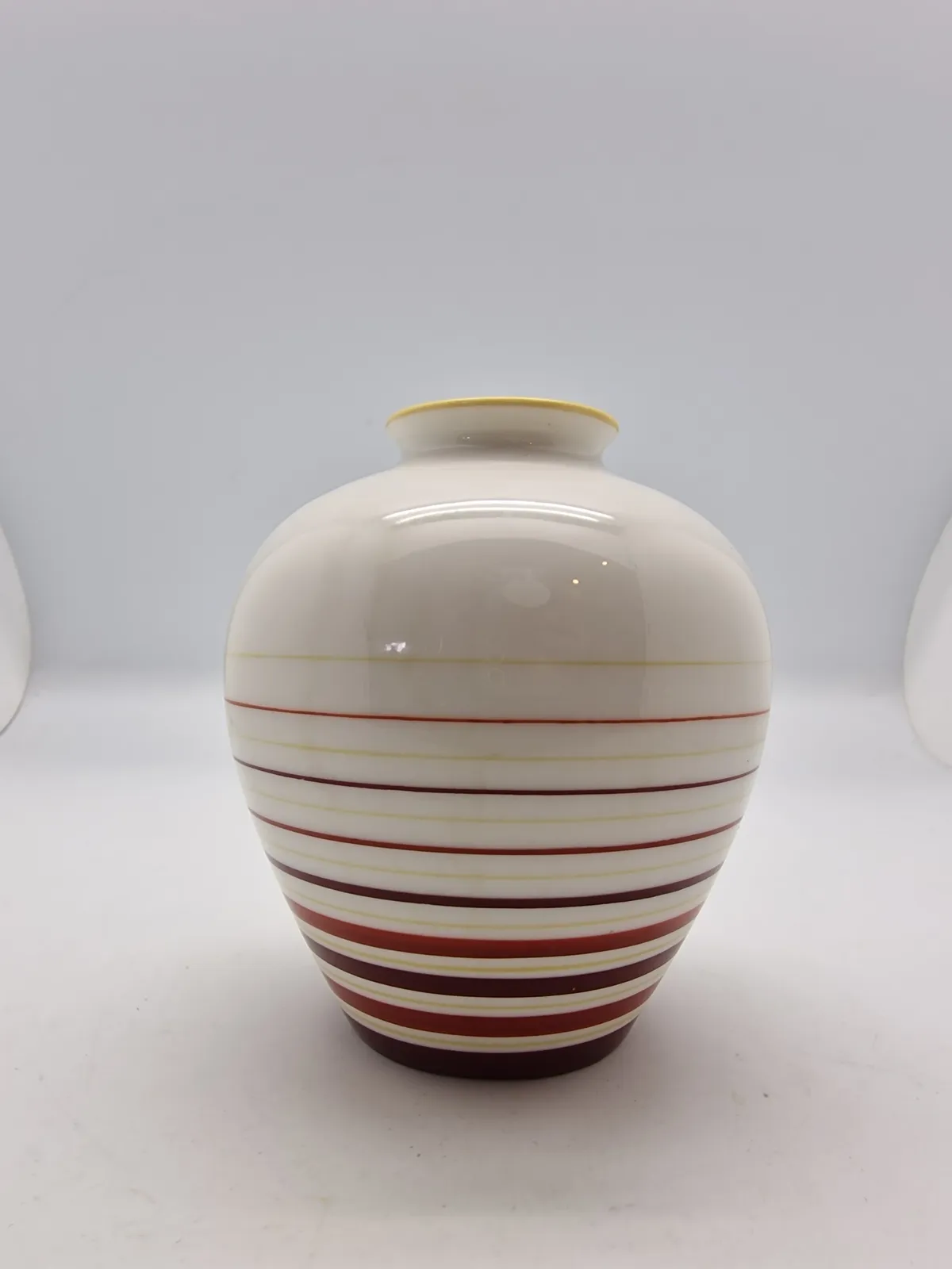 Ekstremt sjælden Allach porcelæns vase WW2 Model 502, designed by Franz Nagy. Height approximately 11 centimeters.
