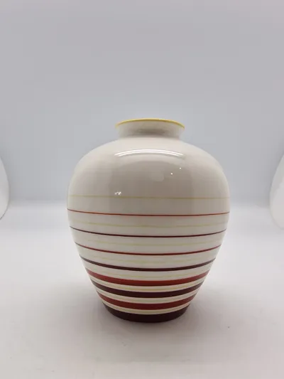 Ekstremt sjælden Allach porcelæns vase WW2 Model 502, designed by Franz Nagy. Height approximately 11 centimeters.