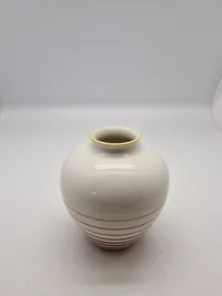 Ekstremt sjælden Allach porcelæns vase WW2 Model 502, designed by Franz Nagy. Height approximately 11 centimeters.