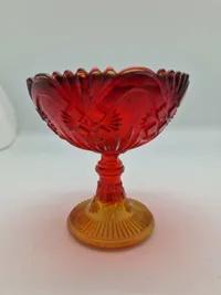 Glas opsats og kande fra Fyens Glasværk, opsatsen og kanden er i presset glas. Skålen, på opsatsen, er rød og stilken er gul, farverne fader ud fra rød til gul