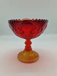 Glas opsats og kande fra Fyens Glasværk, opsatsen og kanden er i presset glas. Skålen, på opsatsen, er rød og stilken er gul, farverne fader ud fra rød til gul