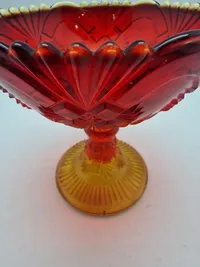 Glas opsats og kande fra Fyens Glasværk, opsatsen og kanden er i presset glas. Skålen, på opsatsen, er rød og stilken er gul, farverne fader ud fra rød til gul