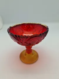 Glas opsats og kande fra Fyens Glasværk, opsatsen og kanden er i presset glas. Skålen, på opsatsen, er rød og stilken er gul, farverne fader ud fra rød til gul