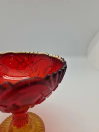 Glas opsats og kande fra Fyens Glasværk, opsatsen og kanden er i presset glas. Skålen, på opsatsen, er rød og stilken er gul, farverne fader ud fra rød til gul