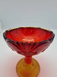 Glas opsats og kande fra Fyens Glasværk, opsatsen og kanden er i presset glas. Skålen, på opsatsen, er rød og stilken er gul, farverne fader ud fra rød til gul