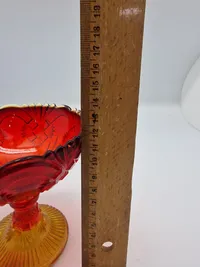 Glas opsats og kande fra Fyens Glasværk, opsatsen og kanden er i presset glas. Skålen, på opsatsen, er rød og stilken er gul, farverne fader ud fra rød til gul