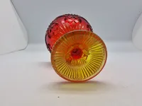 Glas opsats og kande fra Fyens Glasværk, opsatsen og kanden er i presset glas. Skålen, på opsatsen, er rød og stilken er gul, farverne fader ud fra rød til gul