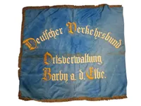 Originalt Tysk WW1 blå fane med teksten "Deutscher Verkehrsbund Ortsverwaltung Barby a. d. Elbe." broderet med gul skrift.