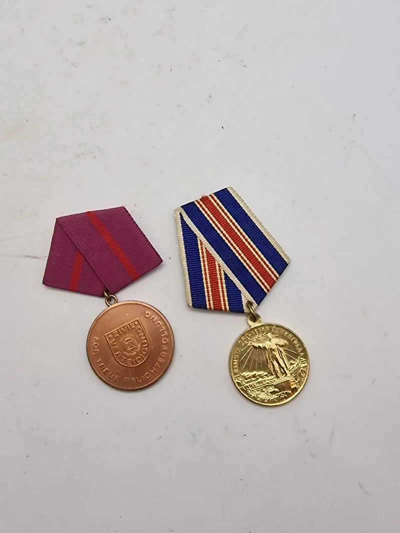 Original Verdienstmedaille der Zivilverteidigung der DDR og Medaljen til minde om Leningrads 250-årsjubilæum