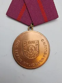 Original Verdienstmedaille der Zivilverteidigung der DDR og Medaljen til minde om Leningrads 250-årsjubilæum