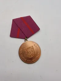 Original Verdienstmedaille der Zivilverteidigung der DDR og Medaljen til minde om Leningrads 250-årsjubilæum