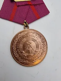 Original Verdienstmedaille der Zivilverteidigung der DDR og Medaljen til minde om Leningrads 250-årsjubilæum