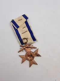 Den bayerske militære fortjenstorden, specifikt et Militær Fortjenstkors - Ordenen blev indstiftet den 19. juli 1866 af kong Ludwig II af Bayern.