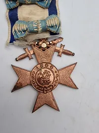 Den bayerske militære fortjenstorden, specifikt et Militær Fortjenstkors - Ordenen blev indstiftet den 19. juli 1866 af kong Ludwig II af Bayern.