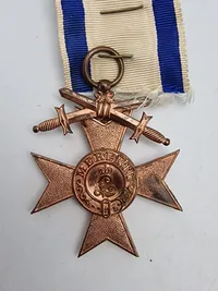 Den bayerske militære fortjenstorden, specifikt et Militær Fortjenstkors - Ordenen blev indstiftet den 19. juli 1866 af kong Ludwig II af Bayern.