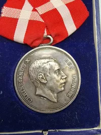 Original Kong Christian X fortjenestmedalje - sølv Navngiven: Anders Eilersen