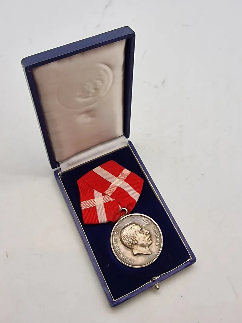 Original Kong Christian X fortjenestmedalje - sølv Navngiven: Anders Eilersen
