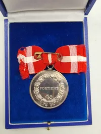 Original Dronningens fortjenestmedalje - sølv, Navngiven: Ulla Margrethe krøyer