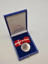 Original Dronningens fortjenestmedalje - sølv, Navngiven: Ulla Margrethe krøyer