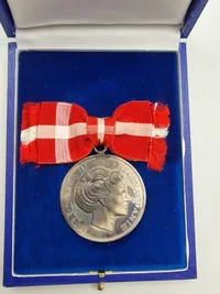 Original Dronningens fortjenestmedalje - sølv, Navngiven: Ulla Margrethe krøyer