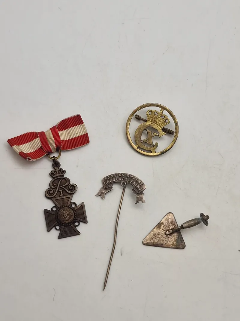 Lot diverse pins mm.