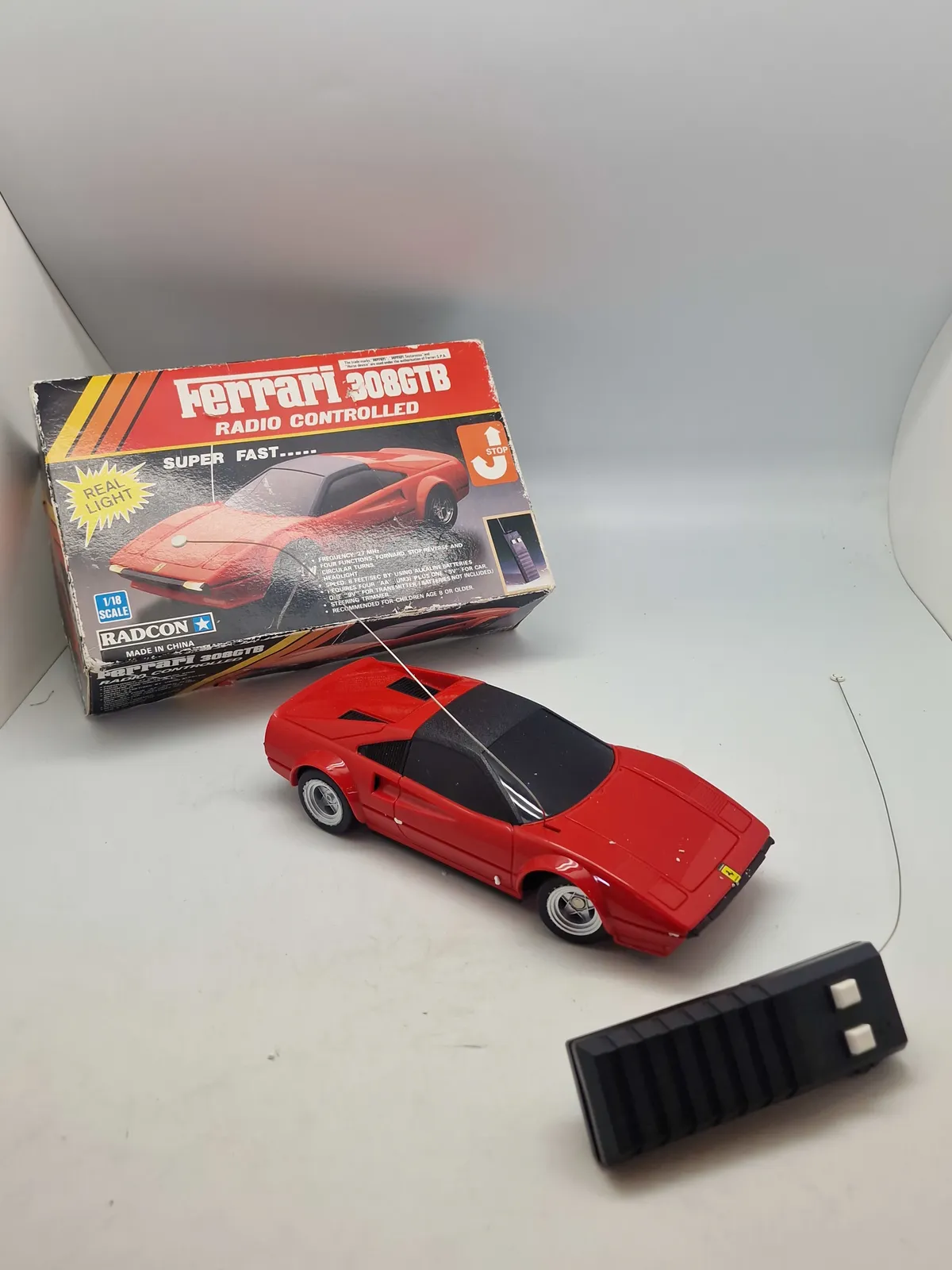 Fjernstyret Ferrari med æske