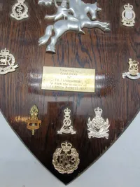 Samling originale engelske militære mærker opsat på plade, og givet som gave Danske livregiment 1977