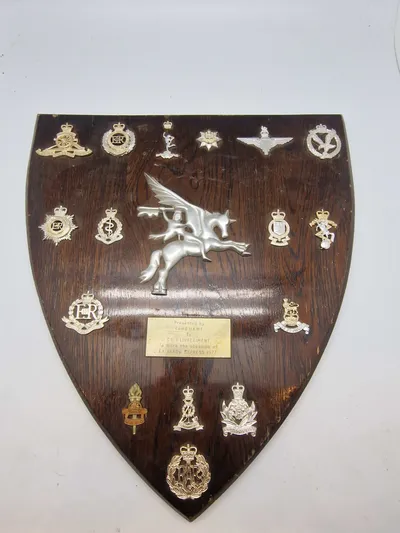 Samling originale engelske militære mærker opsat på plade, og givet som gave Danske livregiment 1977