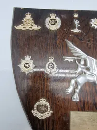 Samling originale engelske militære mærker opsat på plade, og givet som gave Danske livregiment 1977